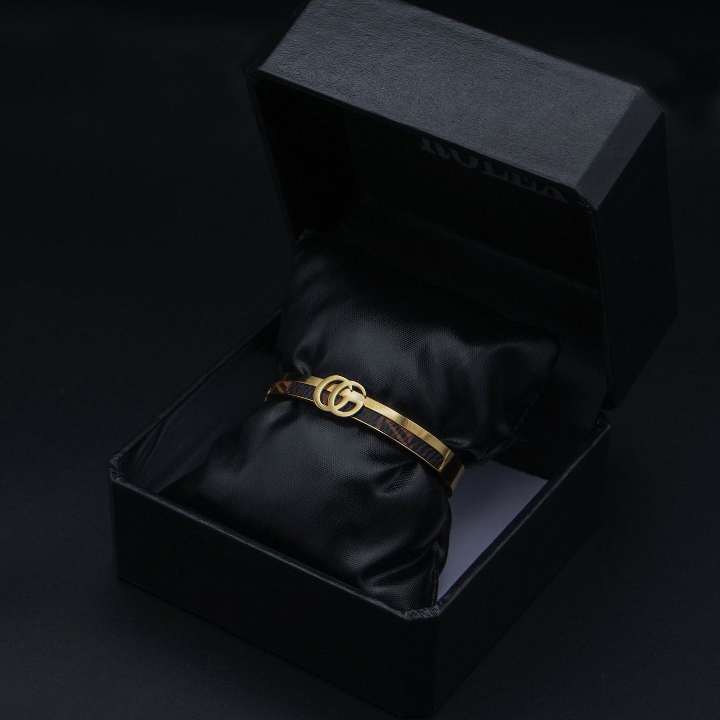 Gucci Luxurious Gold Cuff Bracelet